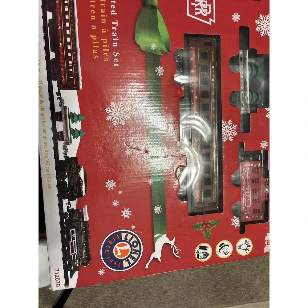 NEW Lionel 37-Piece Battery Operated Christmas Railroad Train Set Penn 712070